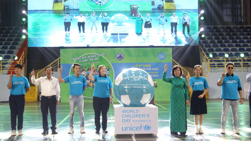 Ký cam kết và đồng thanh Đồng đội, đồng lòng vì mọi trẻ em.