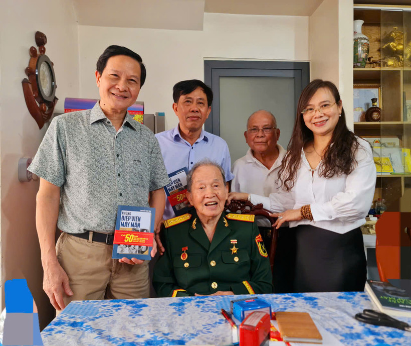 Đoàn đến thăm nhà Đại tá, Anh hùng Lực lượng vũ trang nhân dân Nguyễn Văn Tàu (bí danh Tư Cang) – nguyên là Cụm trưởng Cụm tình báo H.63, Chính ủy Lữ đoàn 316, đặc công biệt động. 