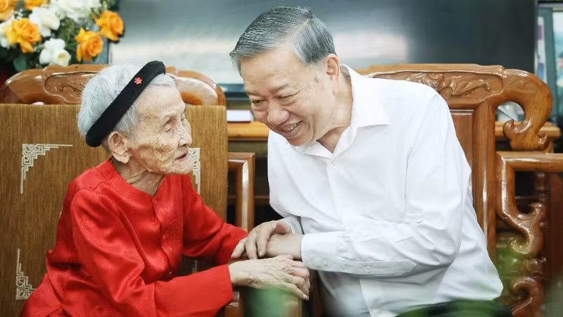 Tổng Bí thư Tô Lâm thăm hỏi Mẹ Việt Nam Anh hùng Lê Thị Sáu. (Ảnh: THỐNG NHẤT/TTXVN)