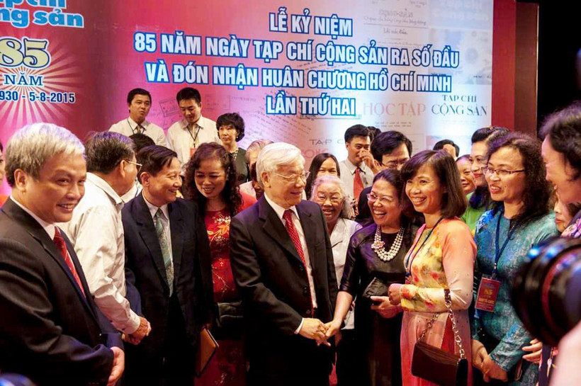 Tổng Bí thư Nguyễn Phú Trọng với các thế hệ cán bộ Tạp chí Cộng sản tại Lễ kỷ niệm 85 năm Ngày Tạp chí Cộng sản ra số đầu và đón nhận Huân chương Hồ Chí Minh lần thứ hai. (Ảnh: Tư liệu TCCS)