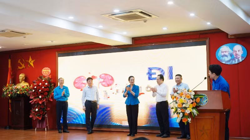 Các đại biểu nhấn nút phát động chương trình đăng ký hiến tặng mô, tạng “Cho đi là còn mãi”.