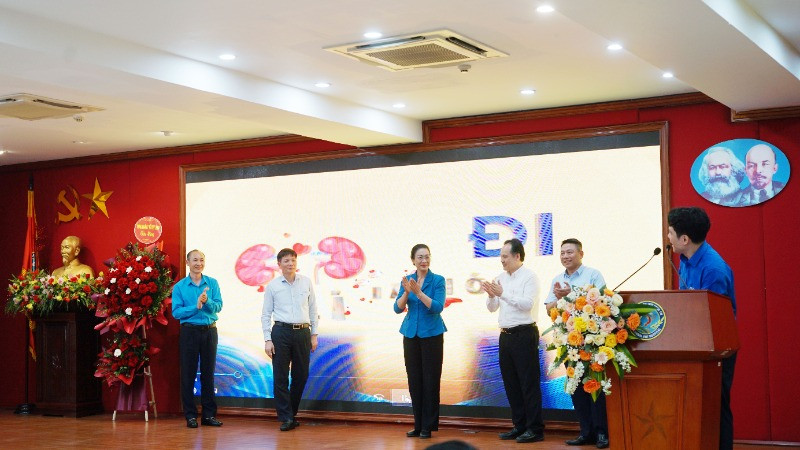 Các đại biểu nhấn nút phát động chương trình đăng ký hiến tặng mô, tạng “Cho đi là còn mãi”.