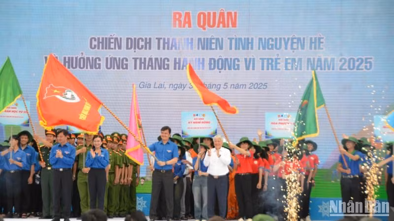 Đồng chí Đỗ Văn Chiến trao Cờ hiệu Chiến dịch thanh niên tình nguyện hè 2025.