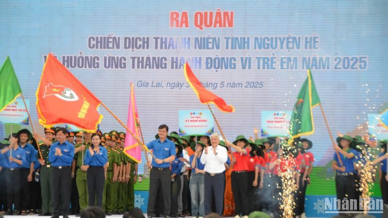 Đồng chí Đỗ Văn Chiến trao Cờ hiệu Chiến dịch thanh niên tình nguyện hè 2025.