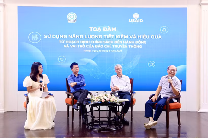 Các diễn giả chia sẻ thông tin tại tọa đàm.