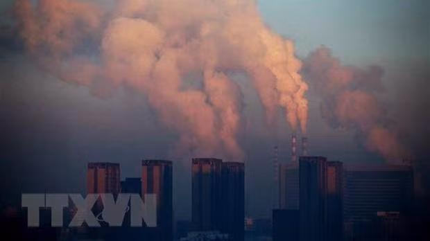 Khí thải tại nhà máy nhiệt điện ở Trường Xuân, tỉnh Cát Lâm, Trung Quốc. (Ảnh: AFP/TTXVN)