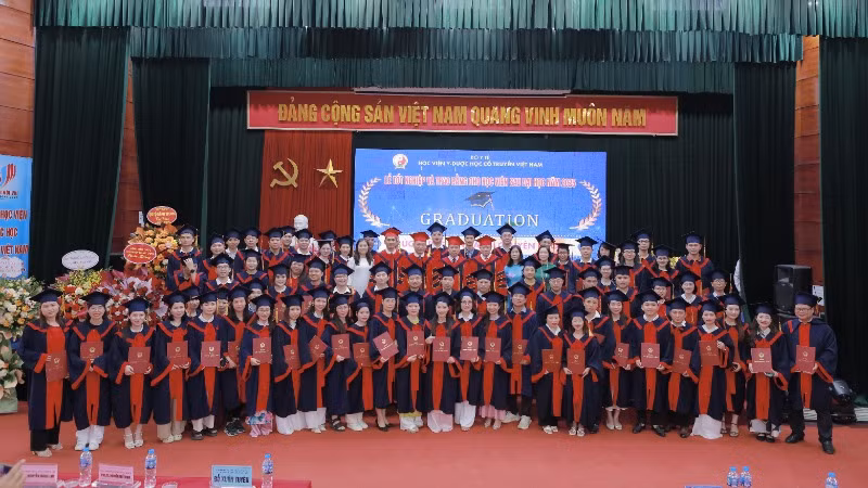 Học viện Y-Dược học cổ truyền Việt Nam trao bằng tốt nghiệp sau đại học cho các tân thạc sĩ, tân bác sĩ nội trú, tân bác sĩ chuyên khoa I, tân bác sĩ chuyên khoa II.