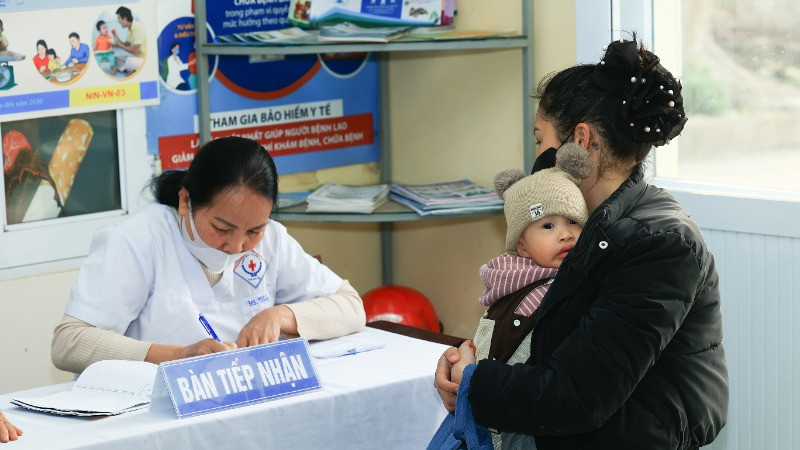 Cha mẹ cần lưu ý cho trẻ đi tiêm vaccine phòng sởi từ sớm.