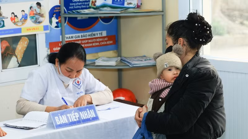 Cha mẹ cần lưu ý cho trẻ đi tiêm vaccine phòng sởi từ sớm.