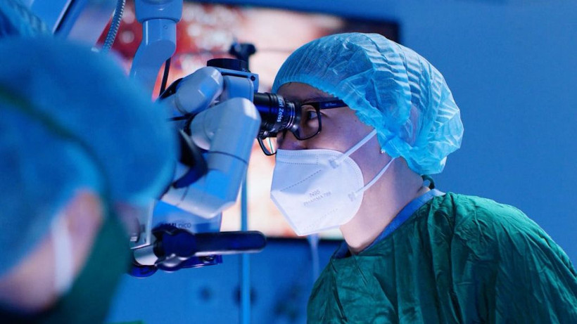 Thạc sĩ, bác sĩ Đinh Hữu Việt phẫu thuật Micro TESE cho bệnh nhân.