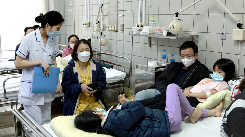 Các cháu nằm điều trị tại Bệnh viện Bạch Mai.