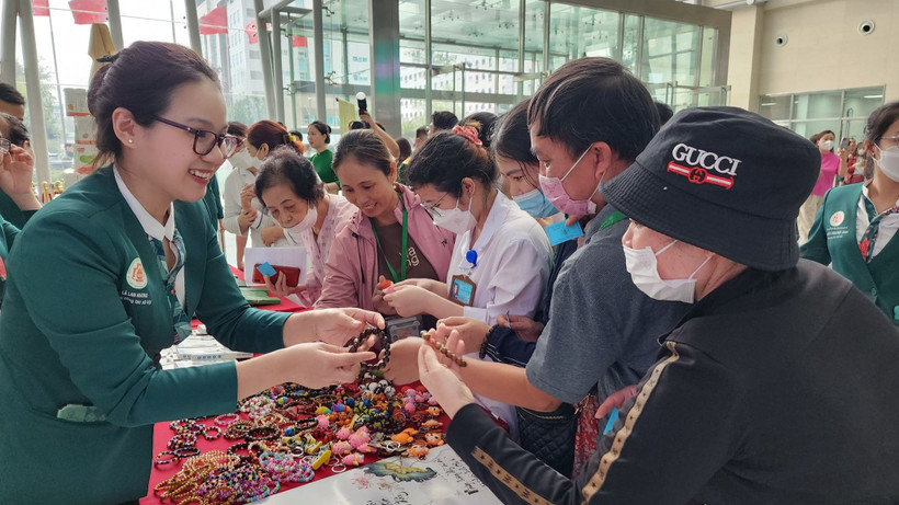 Phòng Công tác xã hội tặng quà cho người bệnh, người nhà người bệnh, nhân viên y tế.