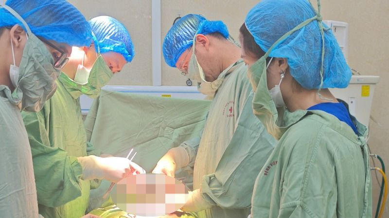 Các bác sĩ phẫu thuật loại bỏ khối u cho bệnh nhân. 