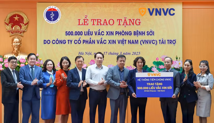 Bộ Y tế tiếp nhận 500.000 liều vaccine sởi từ Công ty Cổ phần Vaccine Việt Nam (VNVC).