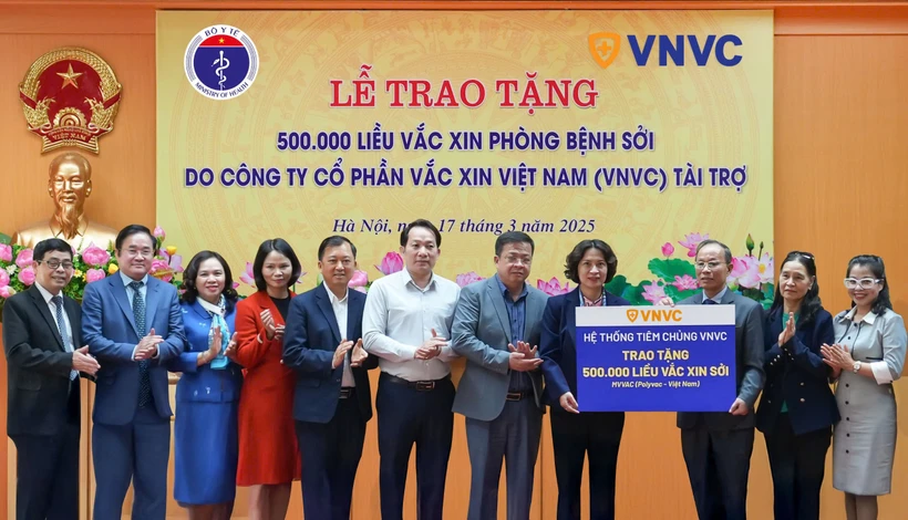 Bộ Y tế tiếp nhận 500.000 liều vaccine sởi từ Công ty Cổ phần Vaccine Việt Nam (VNVC).