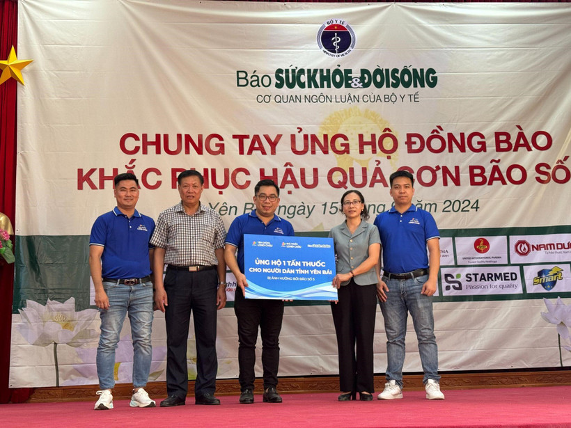 Thứ trưởng thường trực Y tế Đỗ Xuân Tuyên cùng đại diện FPT Long Châu tại buổi lễ trao quà tới bà con xã Việt Thành, huyện Trấn Yên, tỉnh Yên Bái.