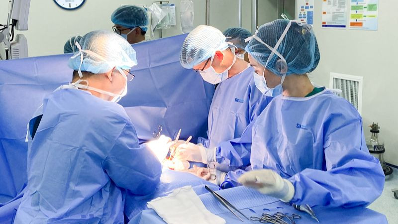 Các bác sĩ phẫu thuật cho người bệnh.