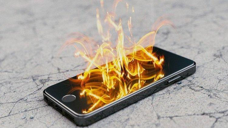 Bé trai 14 tuổi nát bàn tay do nổ điện thoại