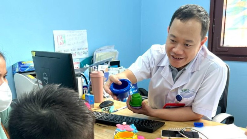 Thạc sĩ, bác sĩ Nguyễn Minh Quyết khám cho trẻ tự kỷ. (Ảnh: TH)