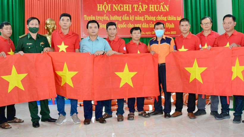 Đại diện báo Người Lao Động, Chi Cục Thủy sản tỉnh Nam Định, Bộ Chỉ huy Bộ đội Biên phòng tỉnh và Trung tâm phối hợp tìm kiếm cứu nạn hàng hải Việt Nam khu vực I trao cờ cho các ngư dân.