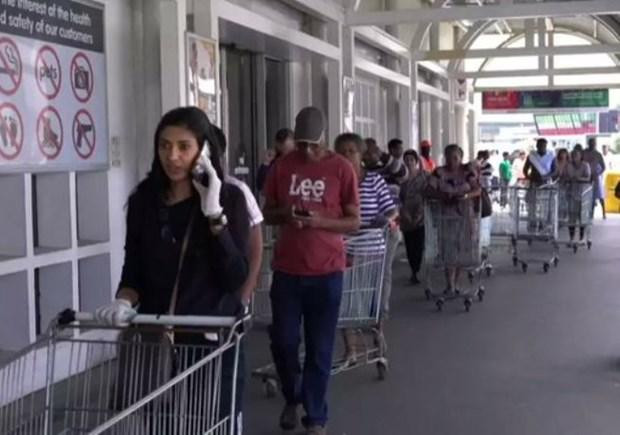 Người dân Nam Phi xếp hàng tại một trung tâm mua sắm. (Nguồn: africanews.com)
