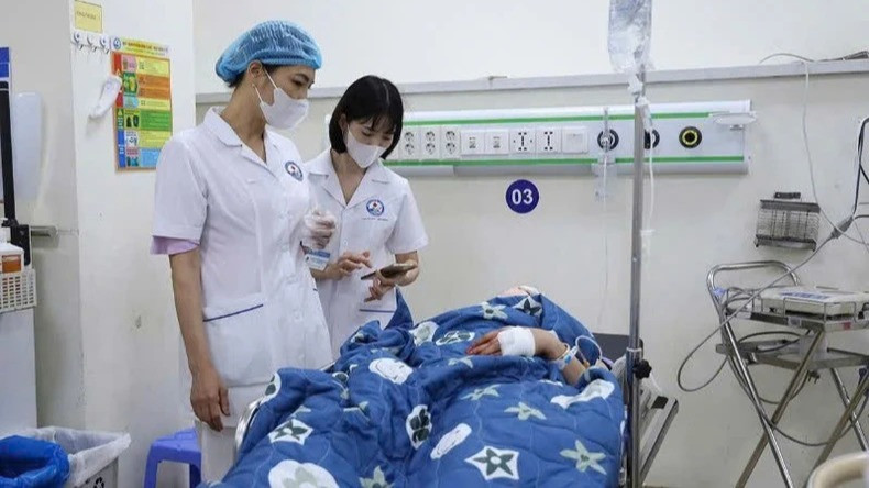 Các thầy thuốc Bệnh viện đa khoa tỉnh Vĩnh Phúc đang tập trung cứu chữa nạn nhân.