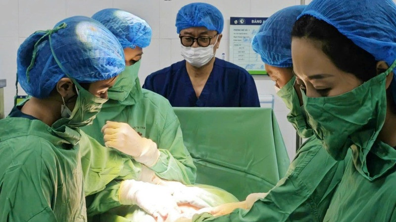 Các bác sĩ cấp cứu kịp thời cho sản phụ, bảo đảm an toàn tính mạng cả mẹ và con.