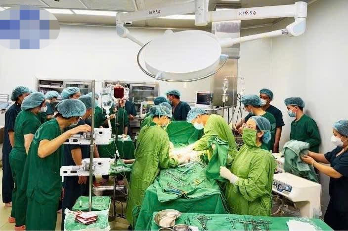 Ê-kíp tiến hành cấp cứu cho sản phụ.