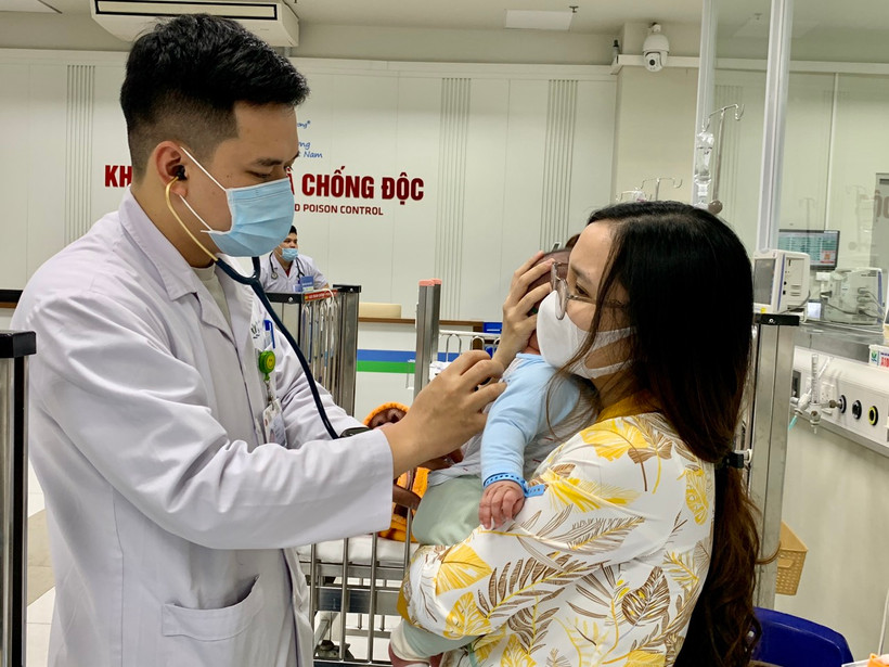 Bác sĩ khám cho bệnh nhi. 