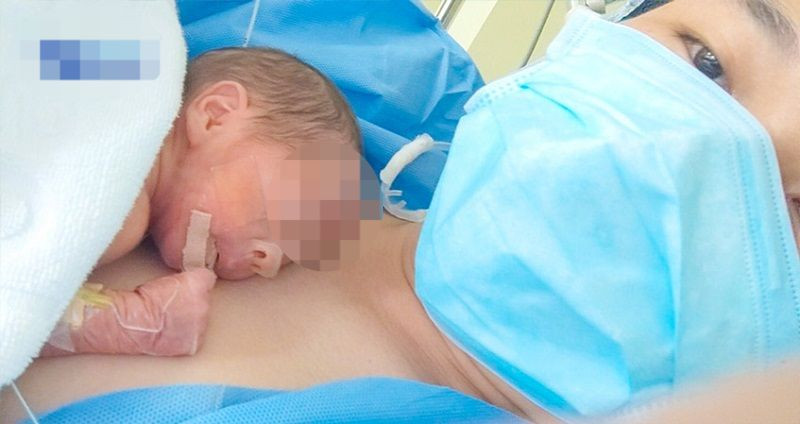 Em bé được ấp kangaroo với mẹ. 