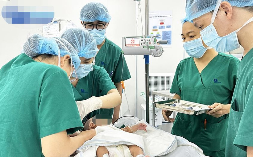 Bác sĩ kiểm tra, chuẩn bị gây mê phẫu thuật cho bé S.