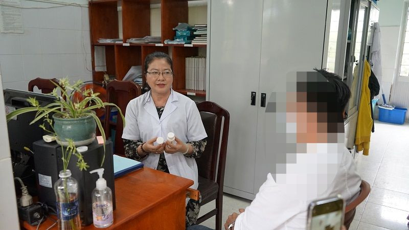 Bác sĩ cấp phát thuốc điều trị Prep cho đối tượng nguy cơ lây nhiễm HIV.