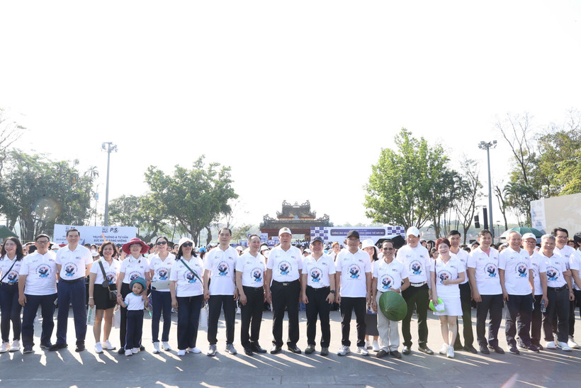 Các đại biểu tham gia đi bộ hưởng ứng Ngày sức khỏe răng miệng thế giới