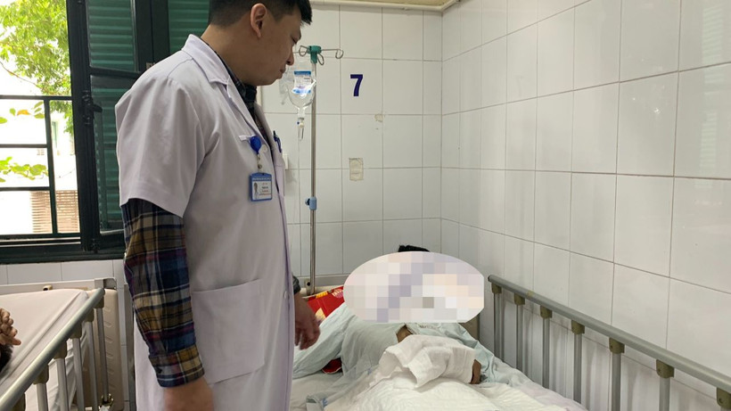 Bệnh nhân bị tai nạn do pháo nổ nằm điều trị tại Bệnh viện Hữu nghị Việt Đức.