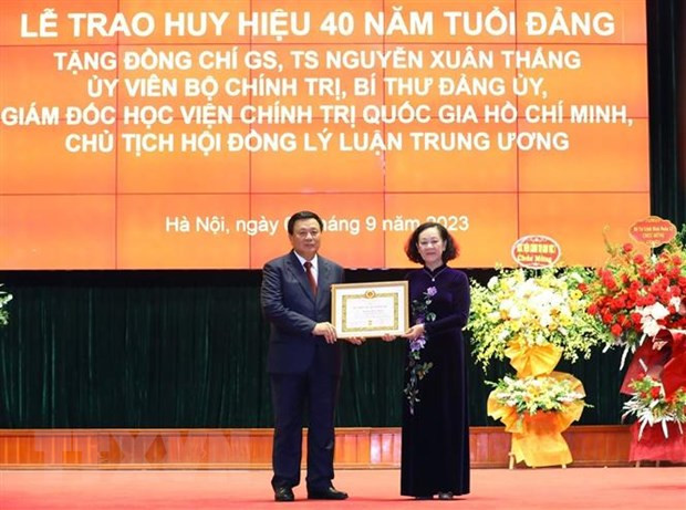 Thường trực Ban Bí thư Trương Thị Mai trao Huy hiệu 40 năm tuổi Đảng cho đồng chí Nguyễn Xuân Thắng. (Ảnh: Văn Điệp/TTXVN)