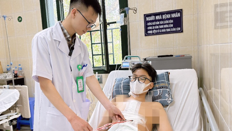 Nam thanh niên nằm điều trị tại Bệnh viện Hữu nghị Việt Đức. 