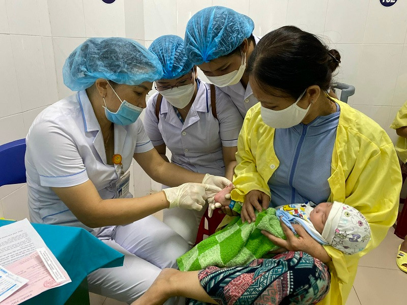 Chăm sóc trẻ sơ sinh.
