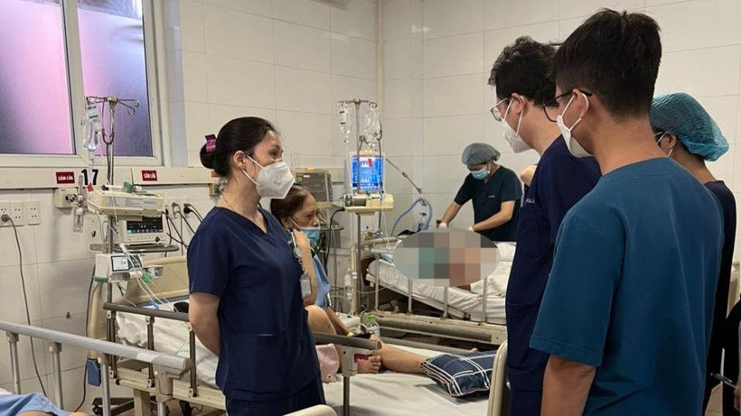Bác sĩ Nguyễn Thị Thanh Thủy trao đổi chuyên môn với đồng nghiệp.