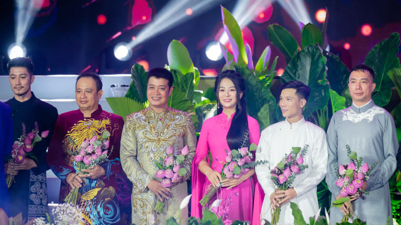 Nhà thiết kế Vũ Thảo Giang và các nhà thiết kế nhận vinh danh của Ban Tổ chức.