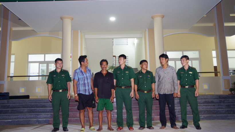 Tàu cá Bình Định đưa 2 ngư dân gặp nạn vào bờ an toàn