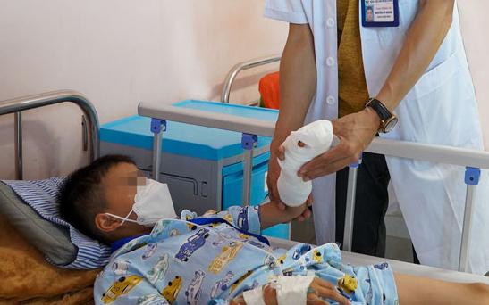 Bệnh nhi đang được chăm sóc tích cực. 