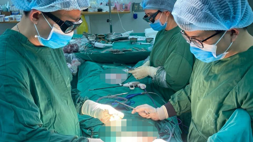 Các bác sĩ phẫu thuật loại bỏ khối u gan cho bệnh nhân. 