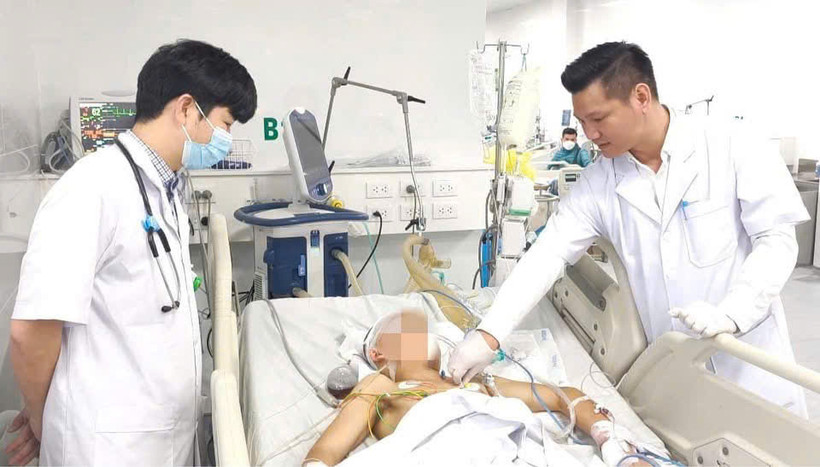 Thạc sĩ, bác sĩ Đồng Phú Khiêm, Phó Giám đốc Trung tâm Hồi sức tích cực, Bệnh viện Bệnh Nhiệt đới Trung ương (trái) thăm khám cho người bệnh.