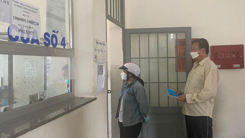 Người bệnh chờ phát thuốc điều trị bảo hiểm y tế. (Ảnh minh họa)