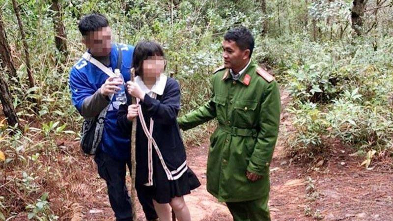 Thời điểm lực lượng chức năng tìm thấy 2 du khách. (Ảnh: Cơ quan công an cung cấp)