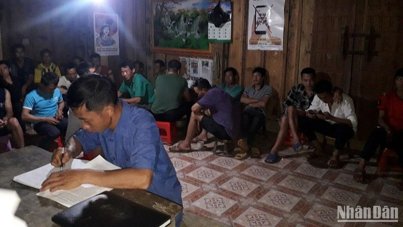 Cán bộ y tế tỉnh Điện Biên rà soát các trường hợp tiếp xúc gần người bệnh tại xã Xá Nhè, huyện Tủa Chùa.