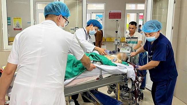 Sau khi đặt ECMO, bệnh nhi được đưa về Bệnh viện Nhi Trung ương ngay trong đêm.
