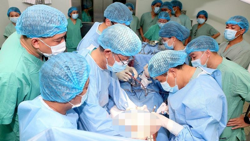 Các bác sĩ tiến hành lấy tạng của người hiến.