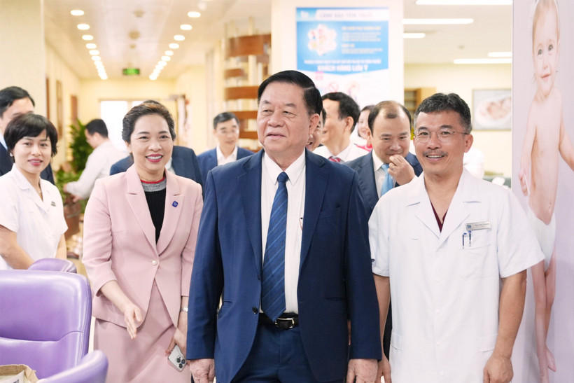 Đồng chí Nguyễn Trọng Nghĩa và đoàn công tác đi thăm quan hệ thống trang thiết bị cơ sở vật chất tại Bệnh viện Đa khoa Tâm Anh Hà Nội.