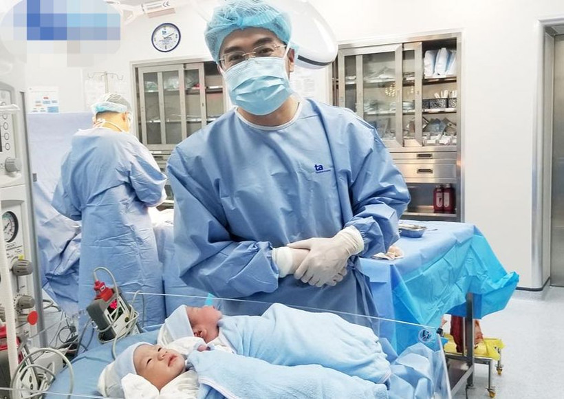 Hai bé trai chào đời khỏe mạnh.